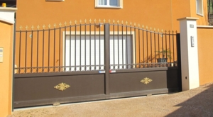 GAMME Tradition Semi-Ajoures
Modèles style fer forgé, avec soubassement plein 
et barreaux cannelés 
Large choix de décors classiques