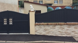 Confidence
Modèles de clôtures pleines avec inserts décoratifs originaux, lunes croisillons, losanges